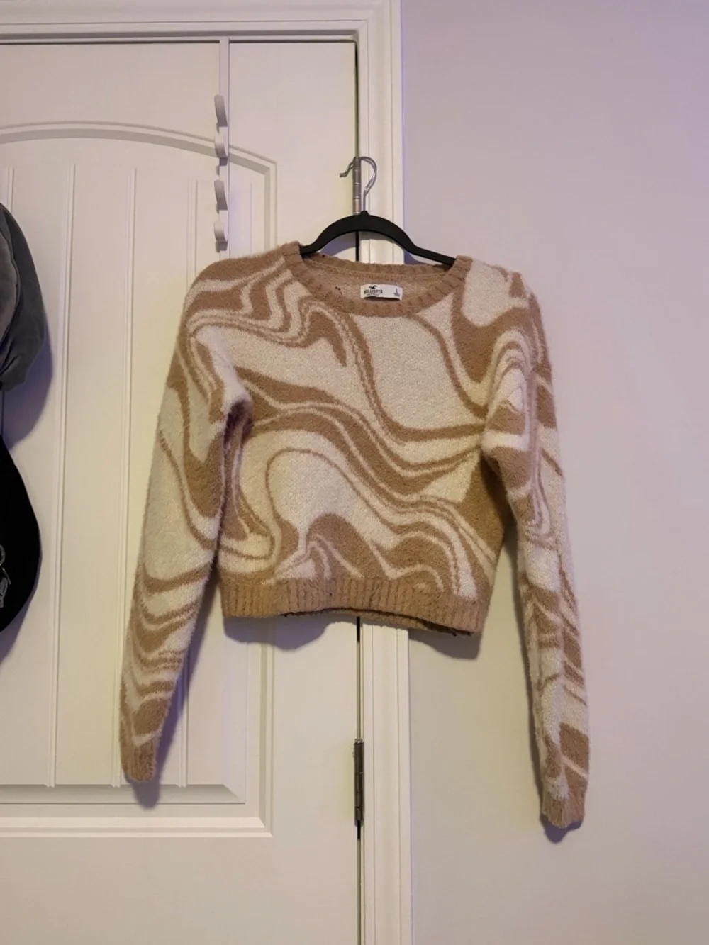 Hollister - Wavy Pattern Crewneck Sweater in Cream and Tan